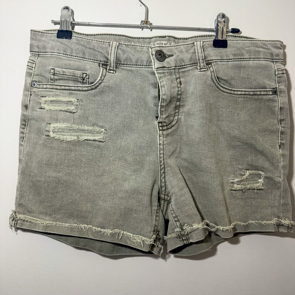 Vanilla Star Distressed Grey Denim Midi Shorts Mid Rise Size 11